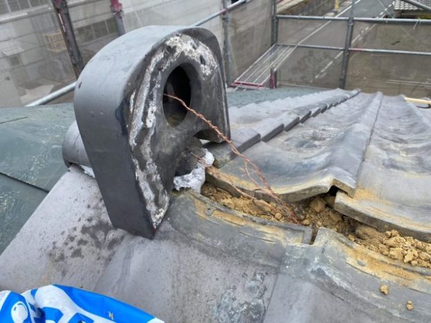 稲美町で屋根の棟部の解体